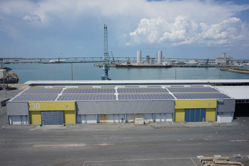 bâtiment portuaire équipe d'une installation photovoltaïque en location